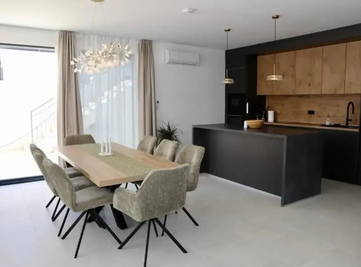 Sunset Villa Aves With Pool, Gym and Sauna