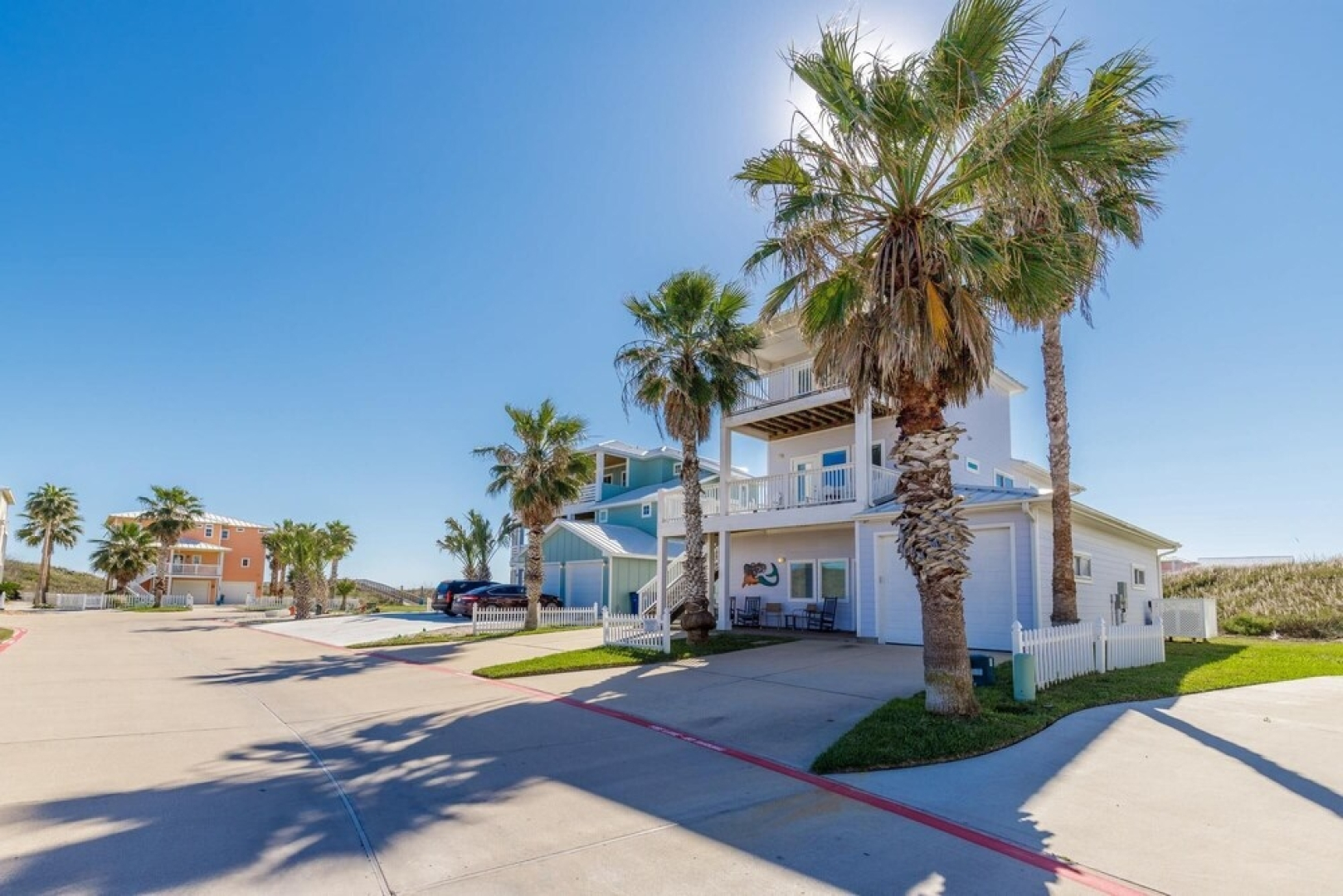 Mermaids Lair - Large 4BR House - Steps From Beach