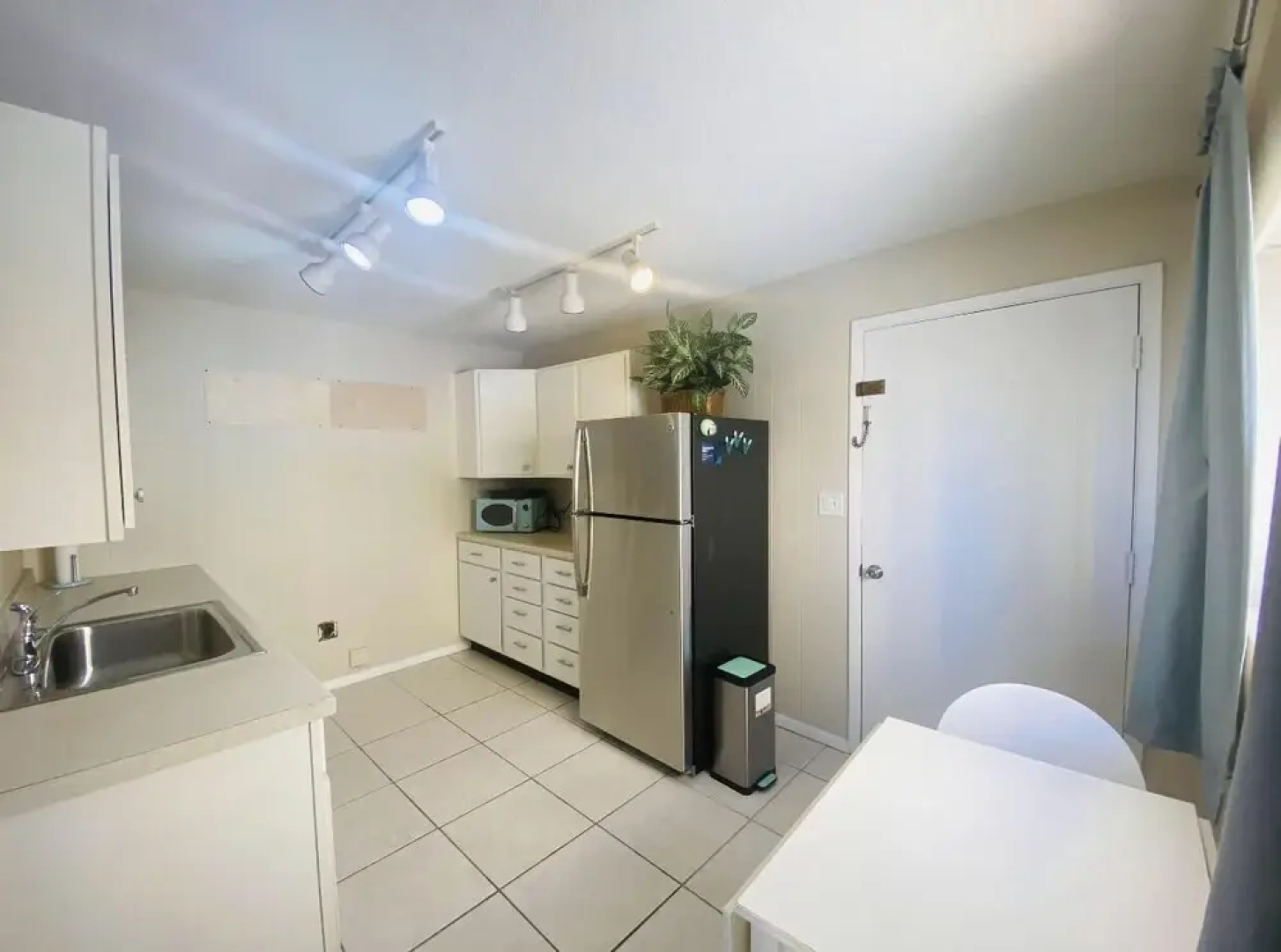 Studio With Full bed Near the Beach!!