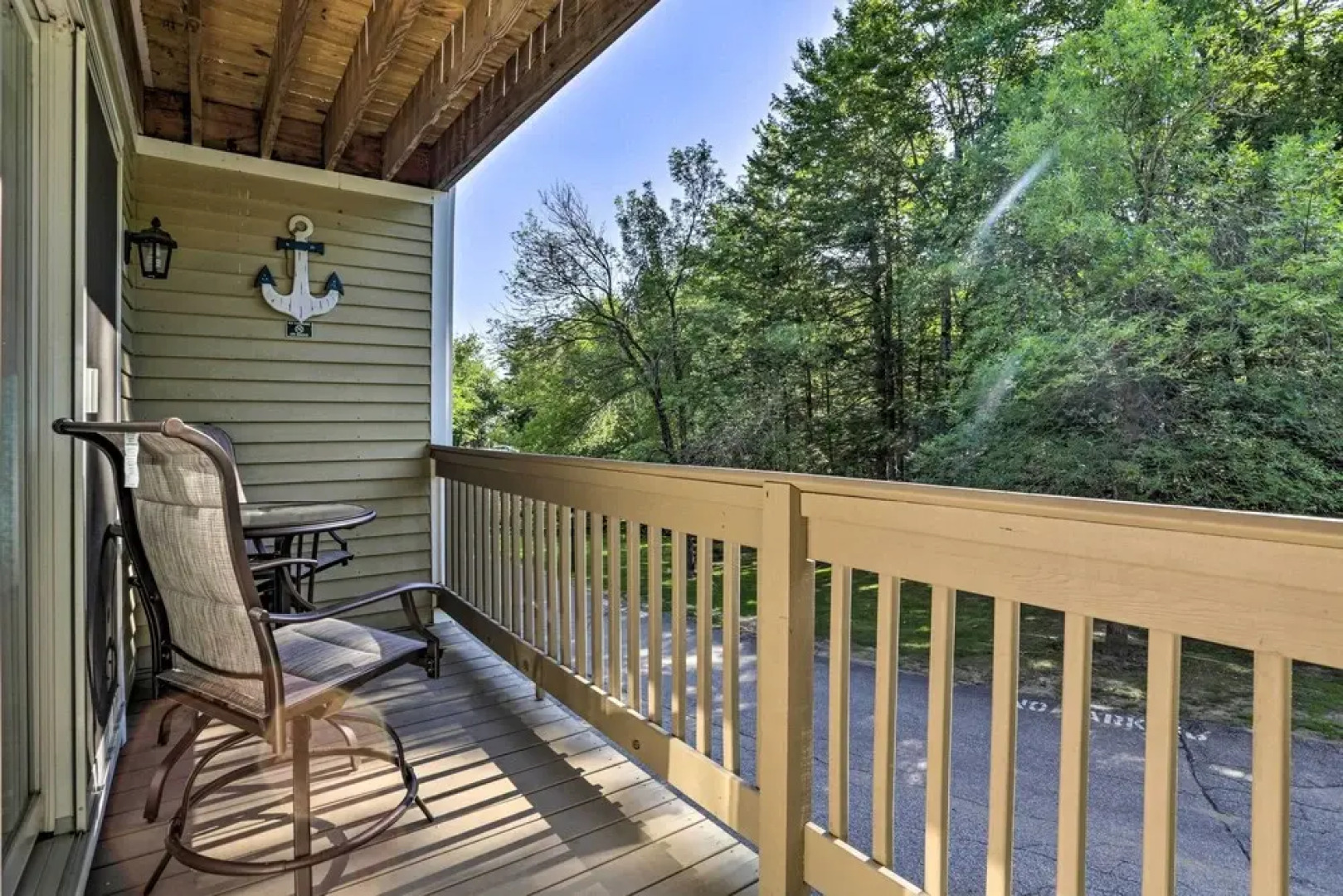 Lake Getaway: Walk Across Street to Private Beach!