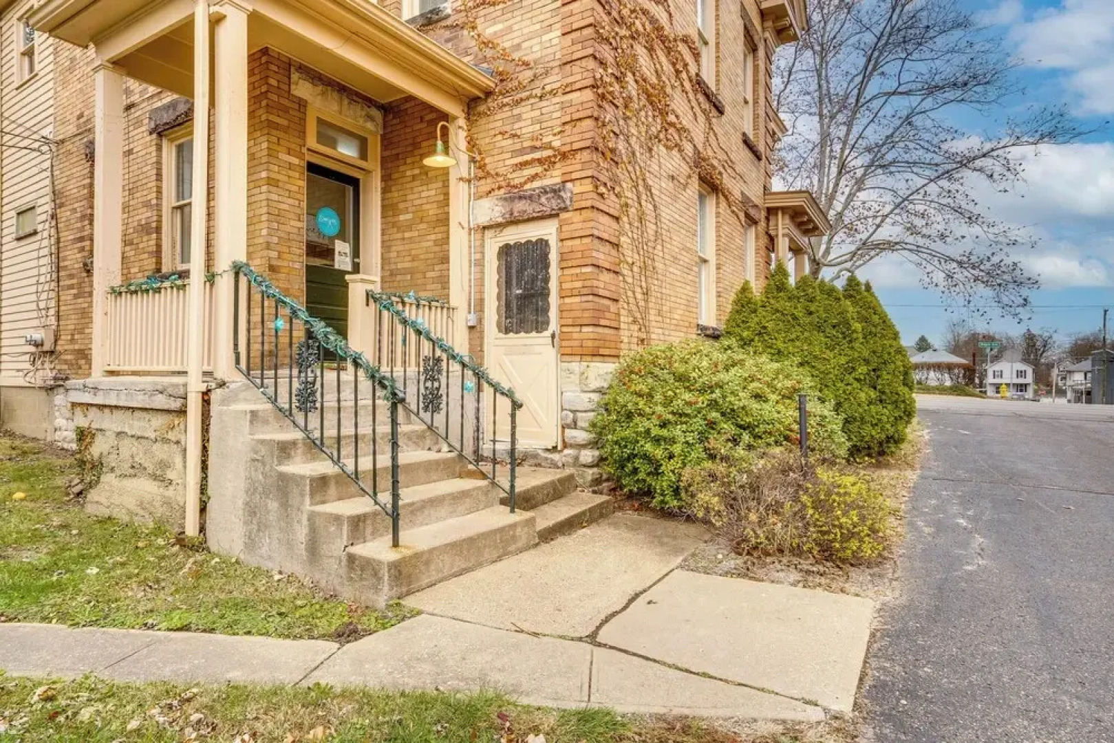 Walk to Garden & Restaurants: Zanesville Apartment