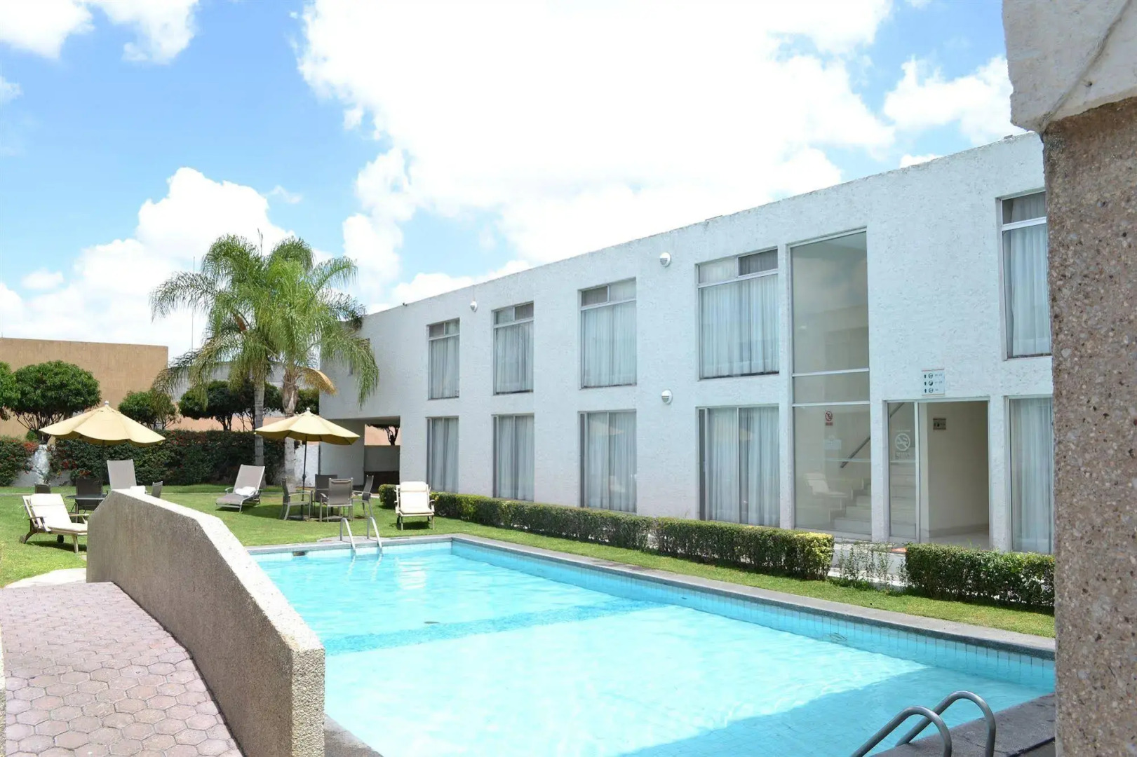 La Posada Hotel & Suites