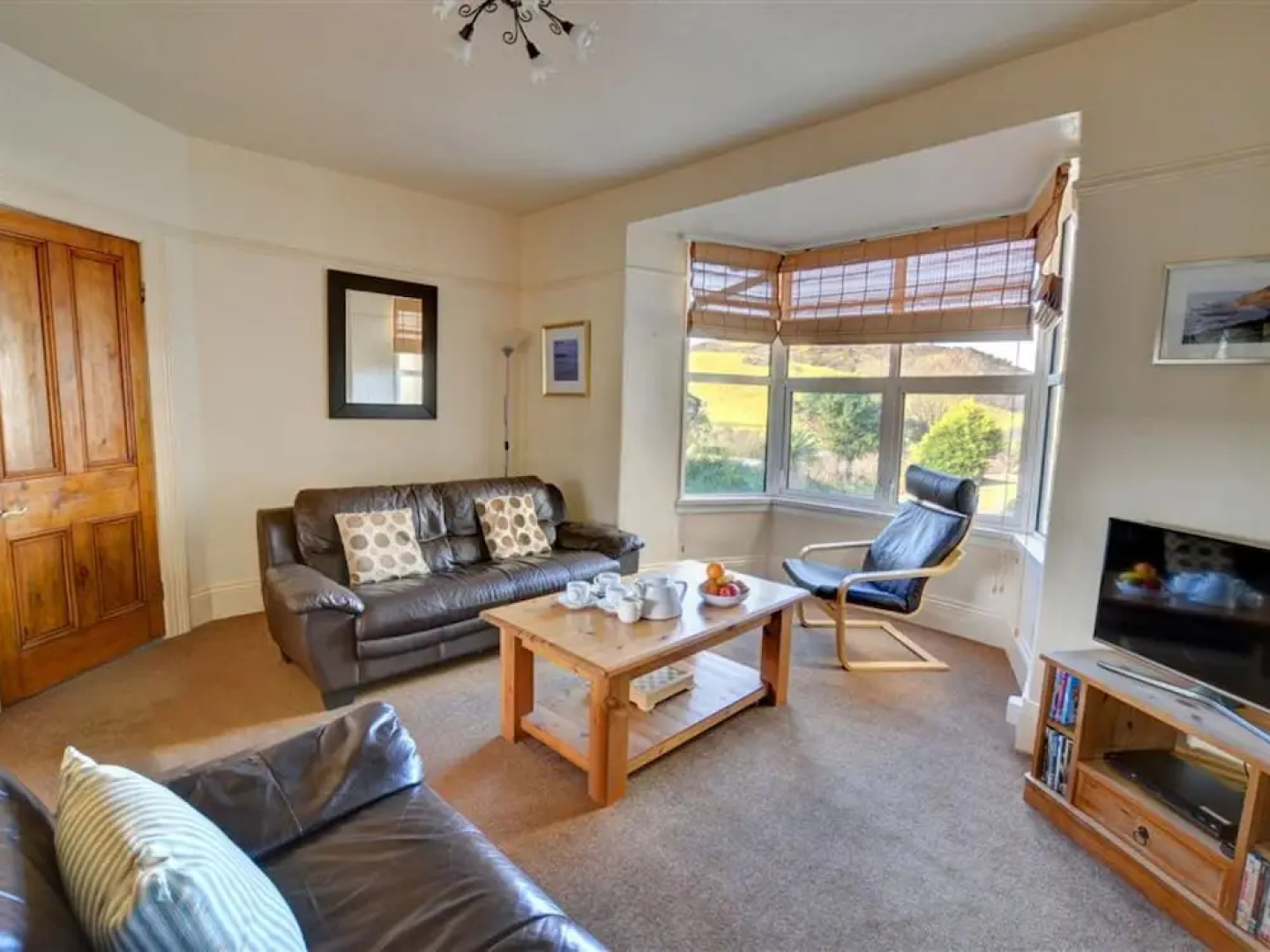 Spacious 2-Story Apartment in a Central Location near Sea