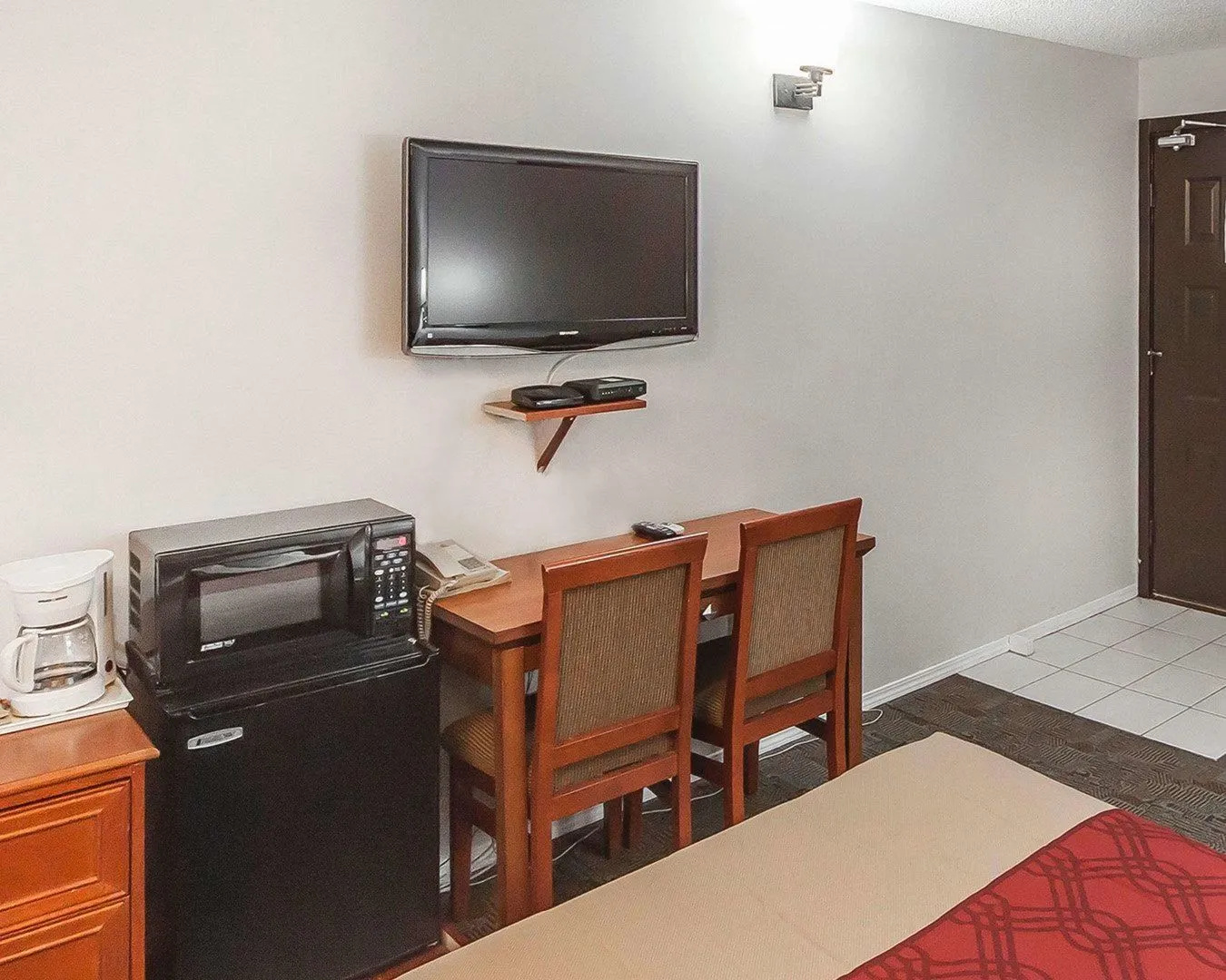 Econo Lodge Inn & Suites