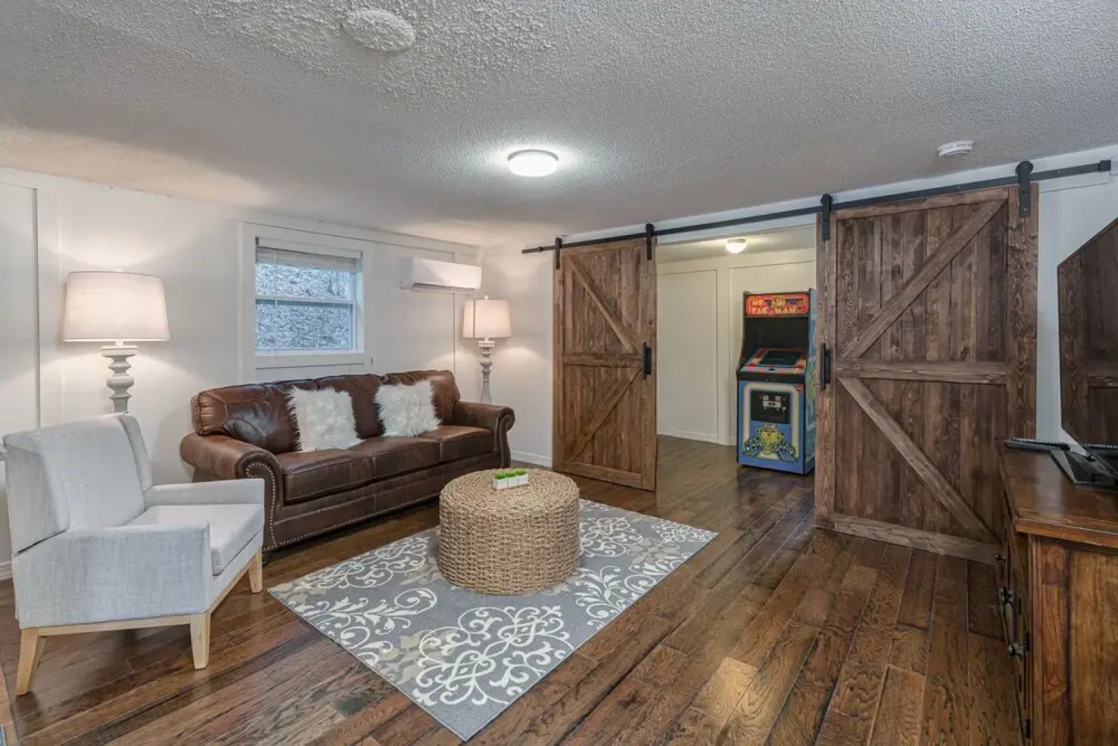 Mountain Modern Getaway Hot Tub and Arcade Games