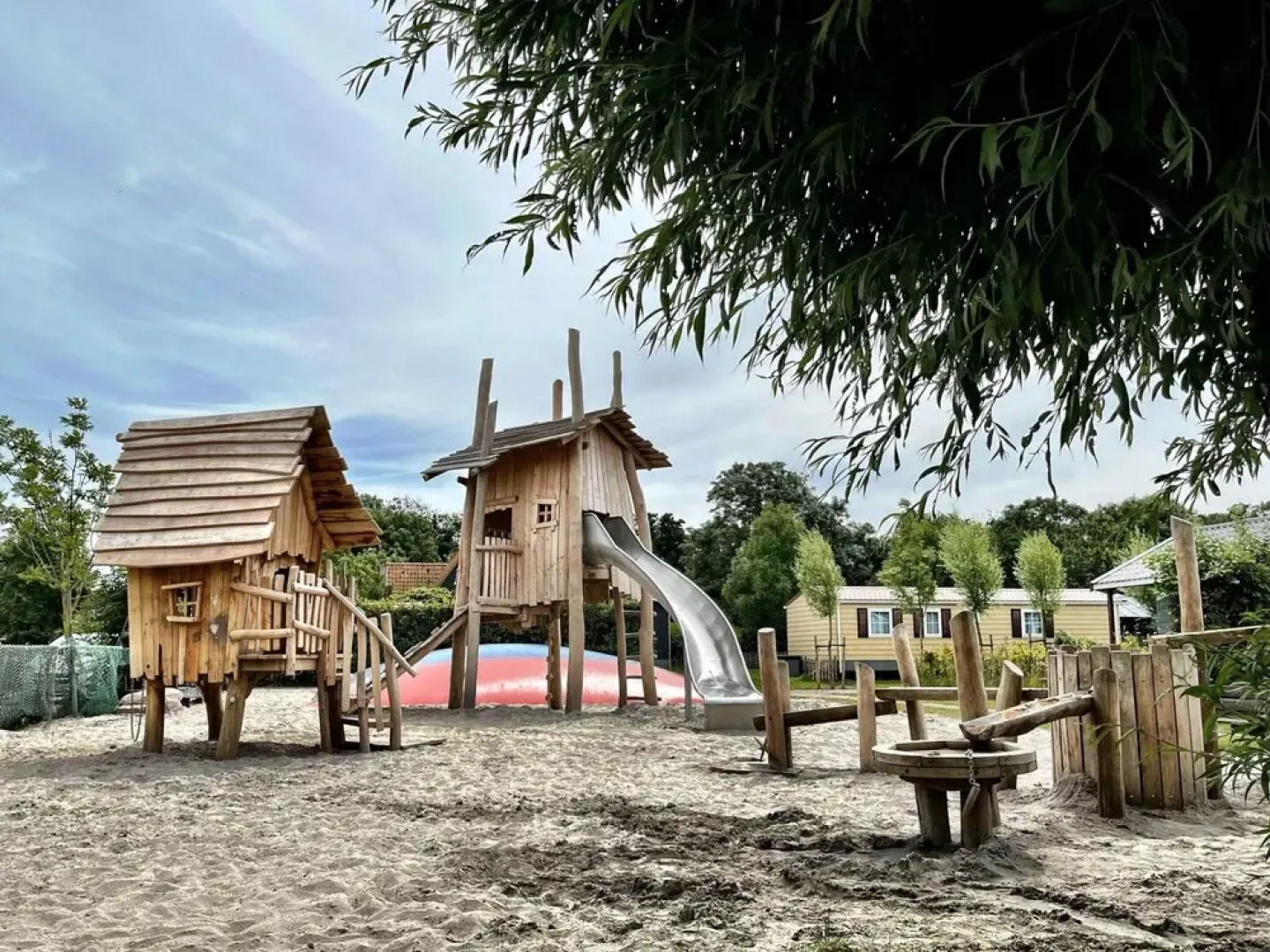 Lush Villa with Hot Tub, Private Fenced Garden in Hippolytushoef