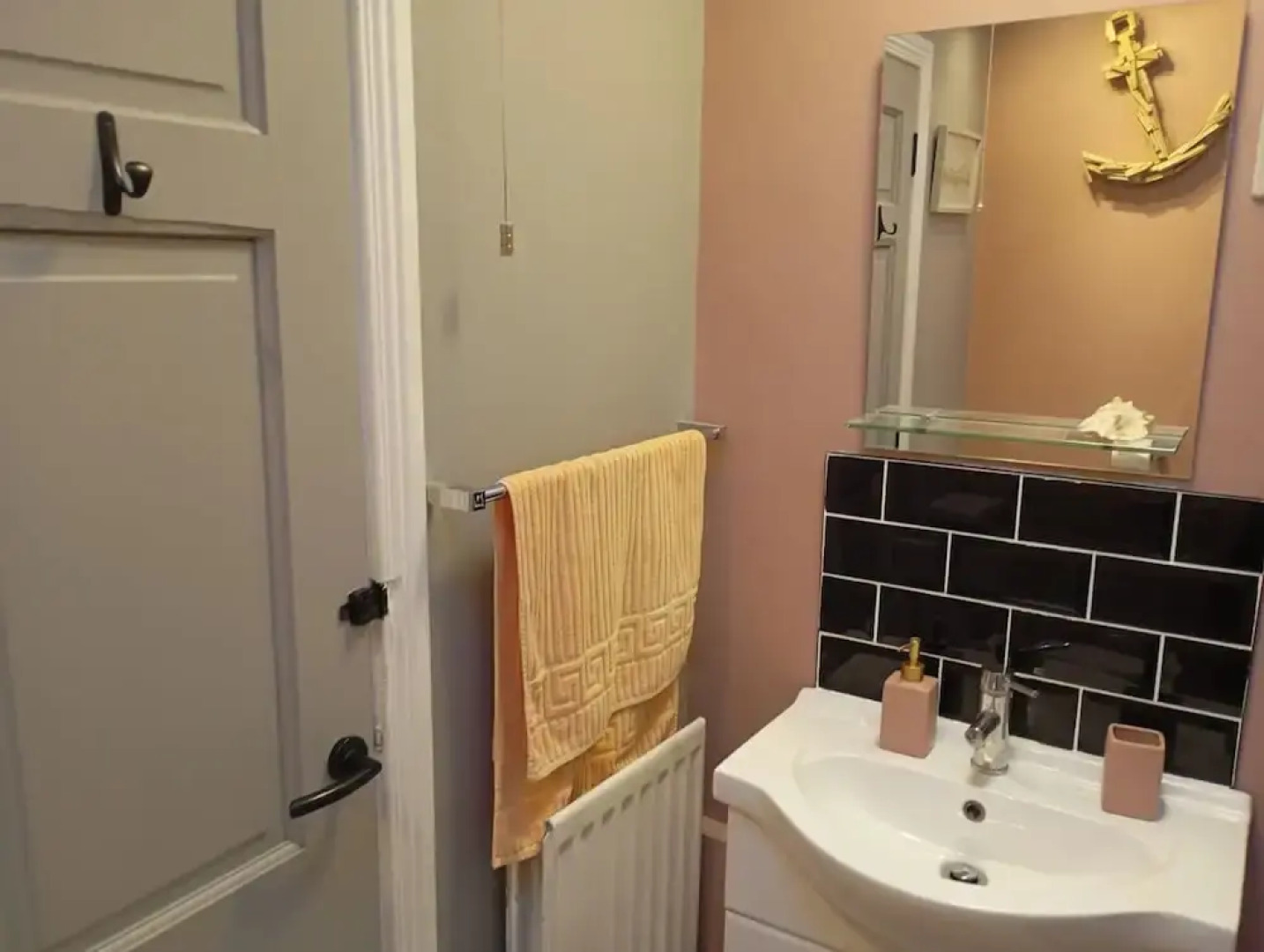 Cosy Cottage- Sleeps 4, Free Parking & Golf Nearby