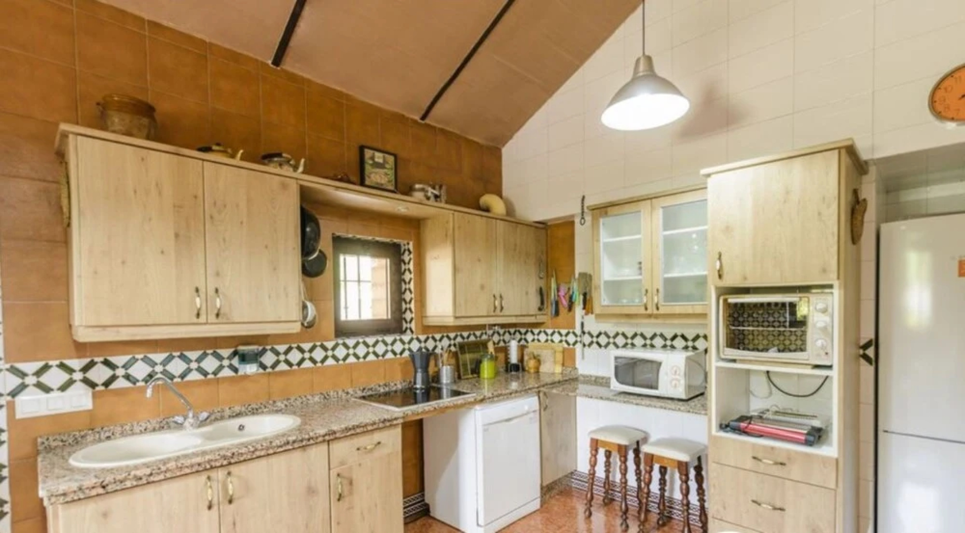 Cadiz 100810 4 Bedroom Holiday home By Mo Rentals