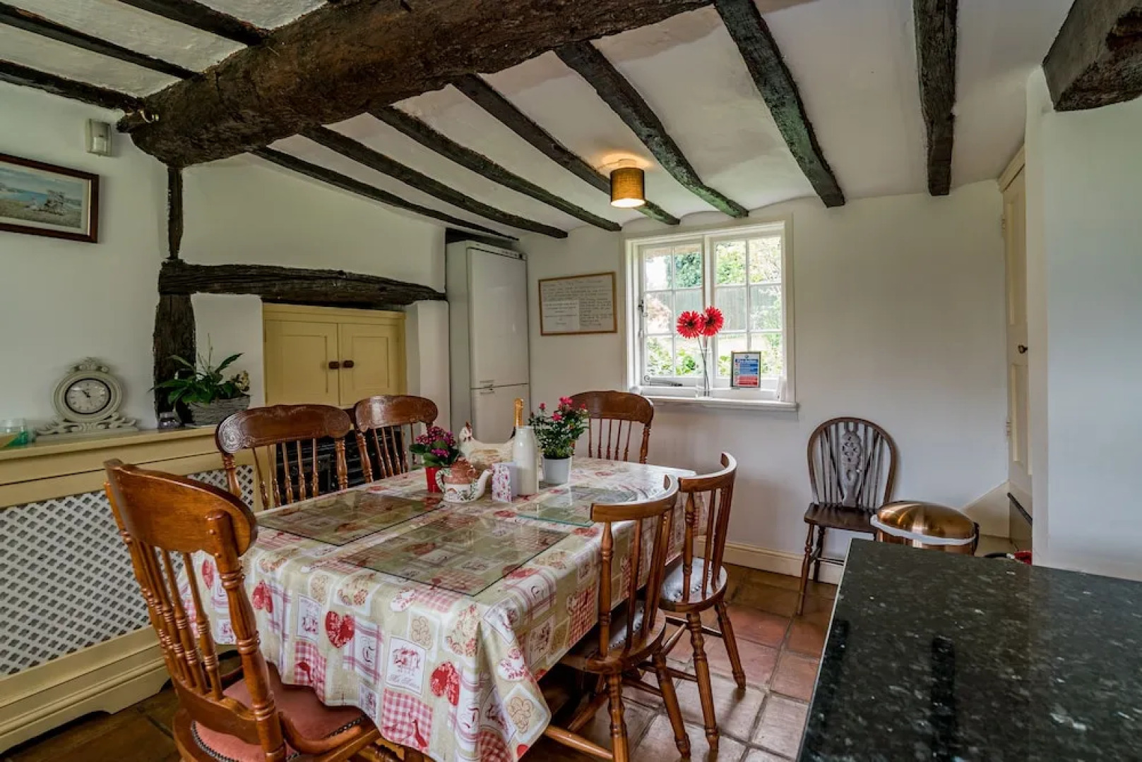 Yew Tree Cottage- Sleeps 12, Garden & Pet-friendly