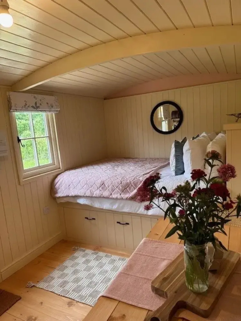 Shepherdshut-cotswolds-petfriendly-woodburner