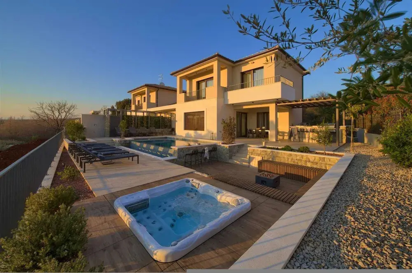 Villa Lord With Heated Pool Jacuzzi and Sauna