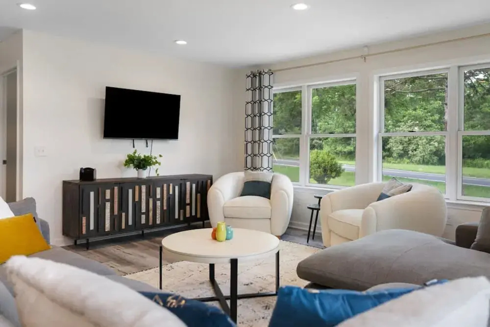 Charming Poconos Retreat w spa Fire pit Deck