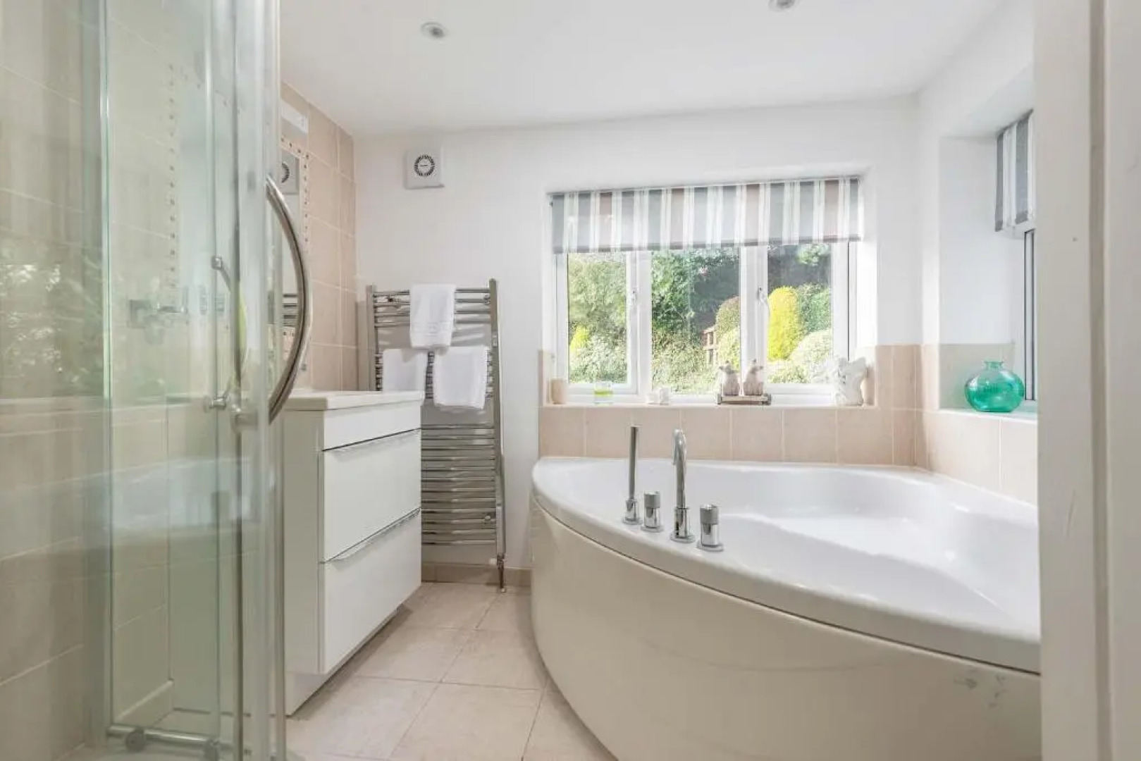 Forest Drove Cottage · Idyllic New Forest 6 Bedroom Thatched Cottage