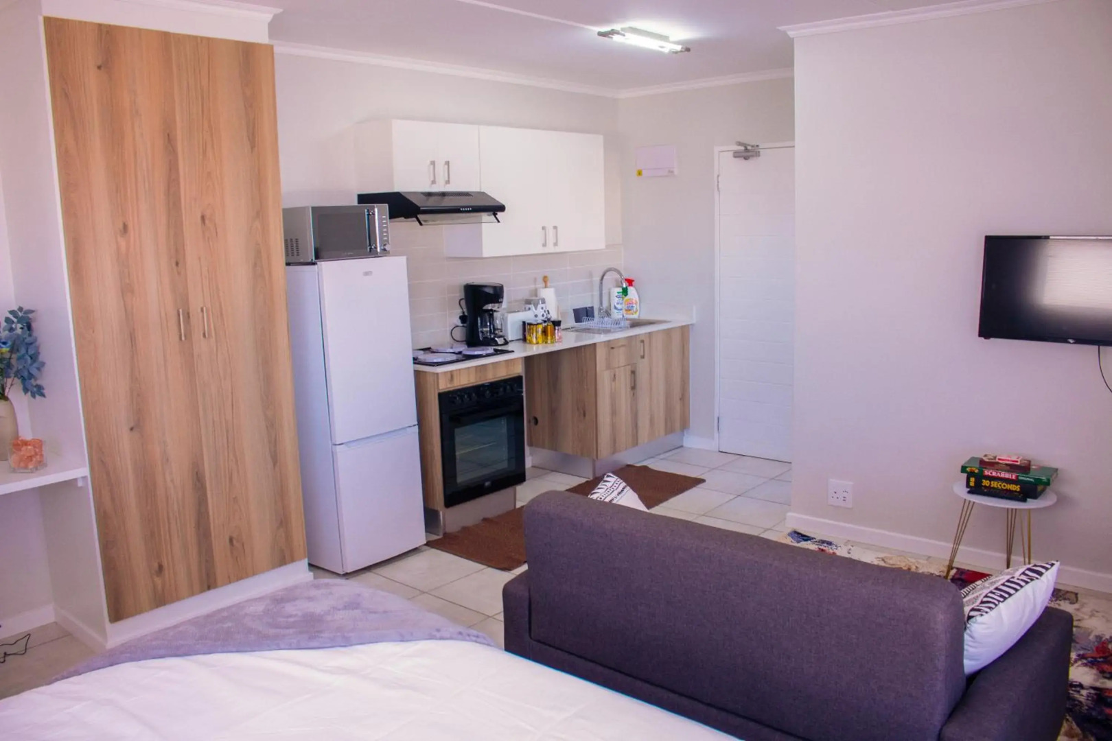 Charms and bows studio apartment -near ORT airport