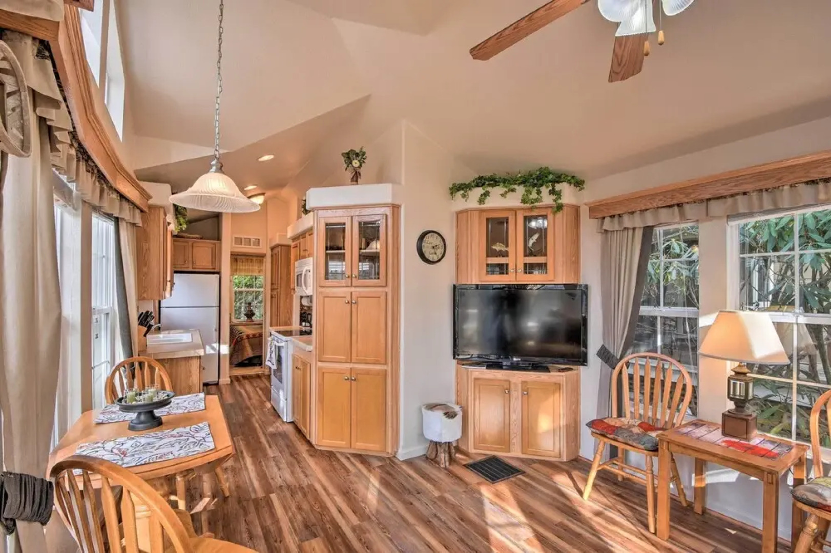 'the Cubs Den' Woodsy Highlands Home: Hike & Ski!