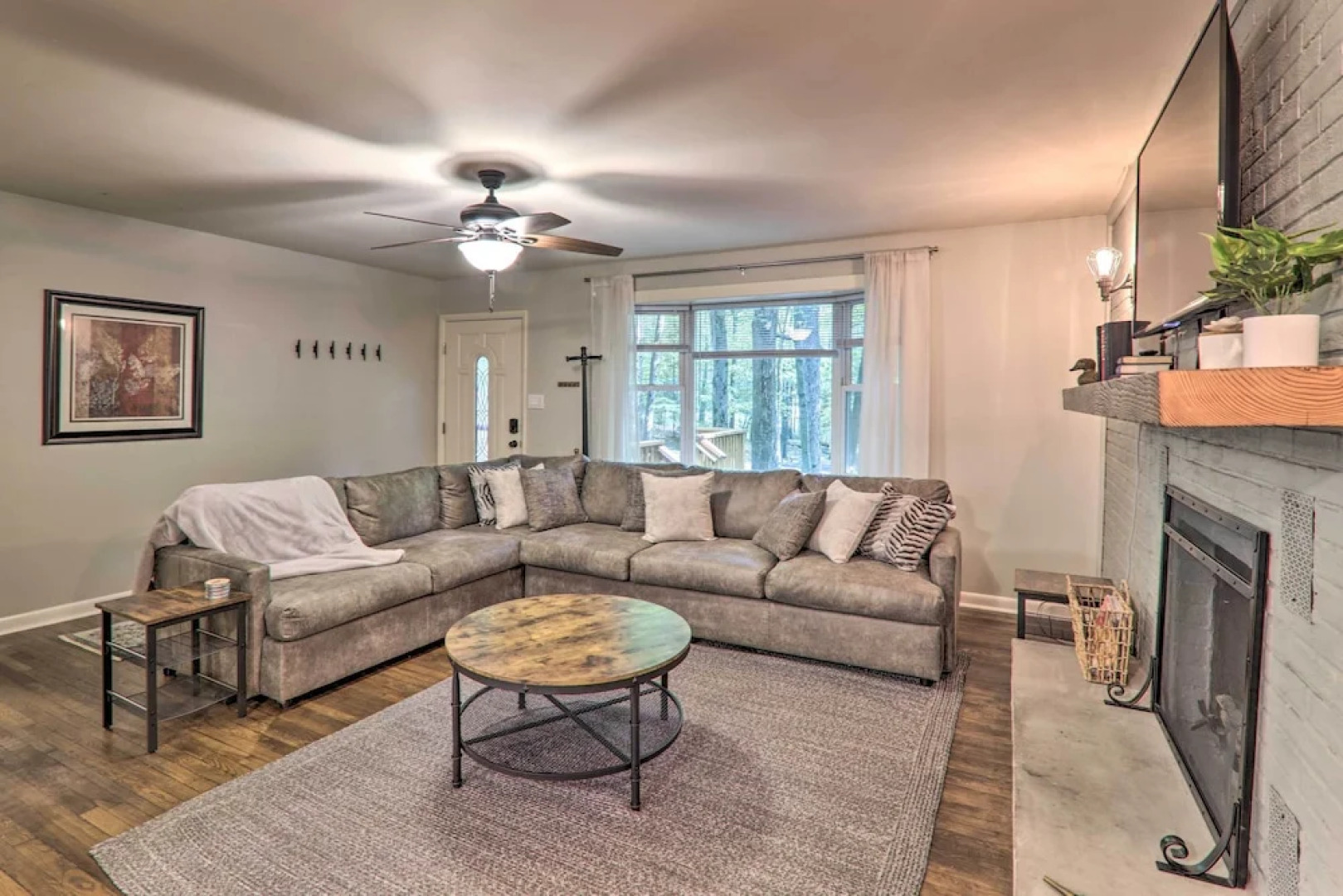 Sunroom, Fire Pit + Sauna: Lake Locust Village Gem