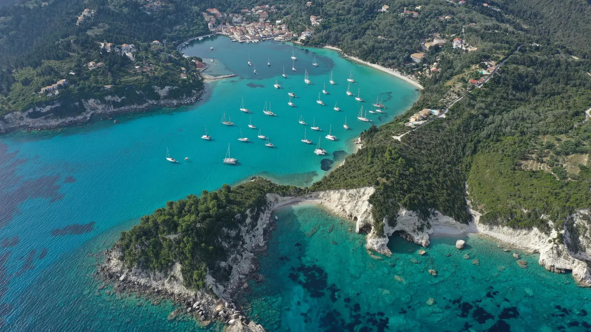 Bastas Hotel & Studios