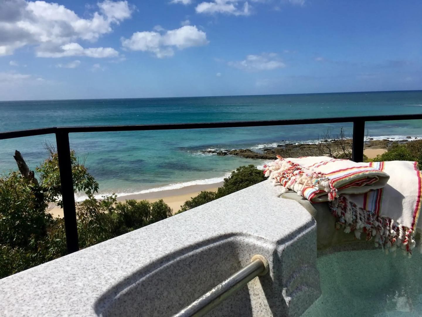 Y Vue - Beachside Apartment with Ocean Views