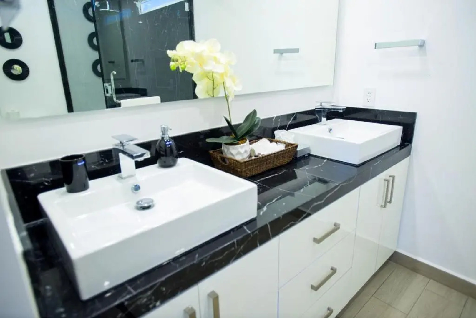 Real View Towers E306 by Casago