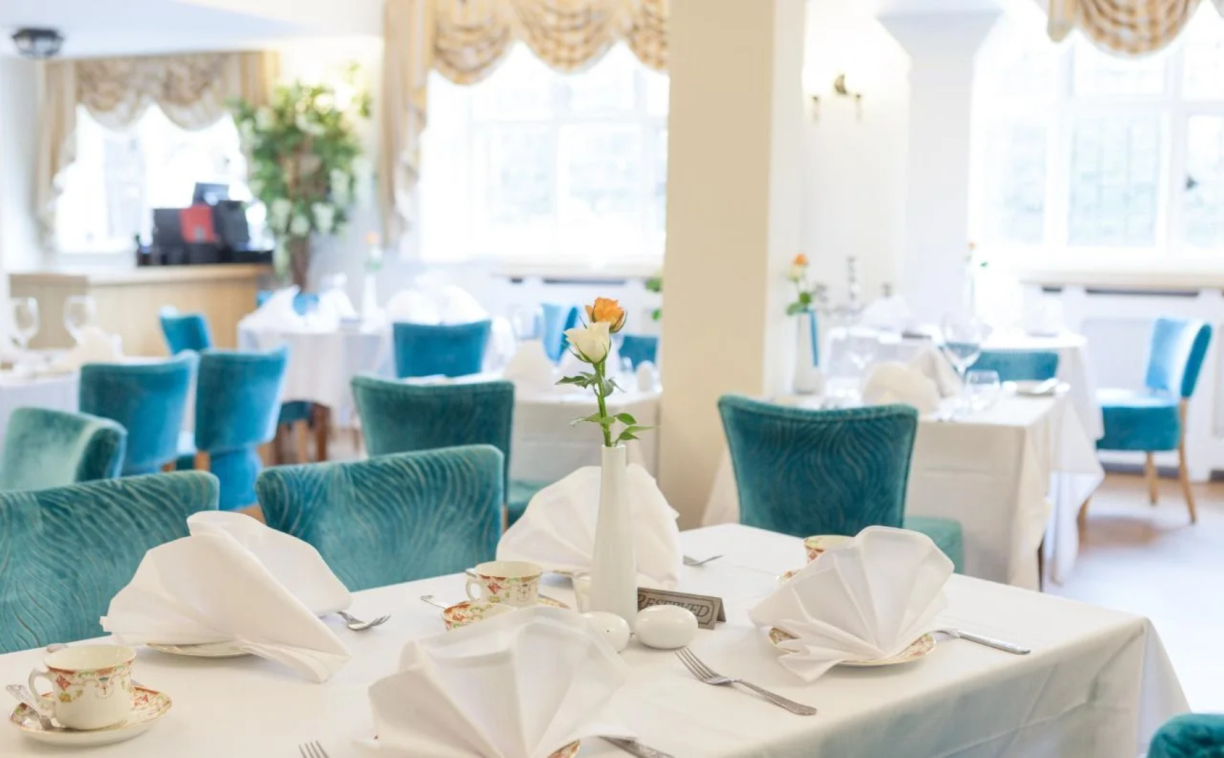 De Rougemont Manor Hotel & Suites