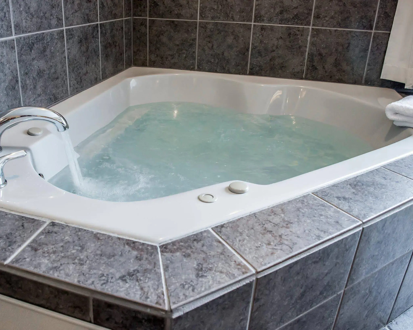 Hometowne Studios & Suites By Red Roof Washington