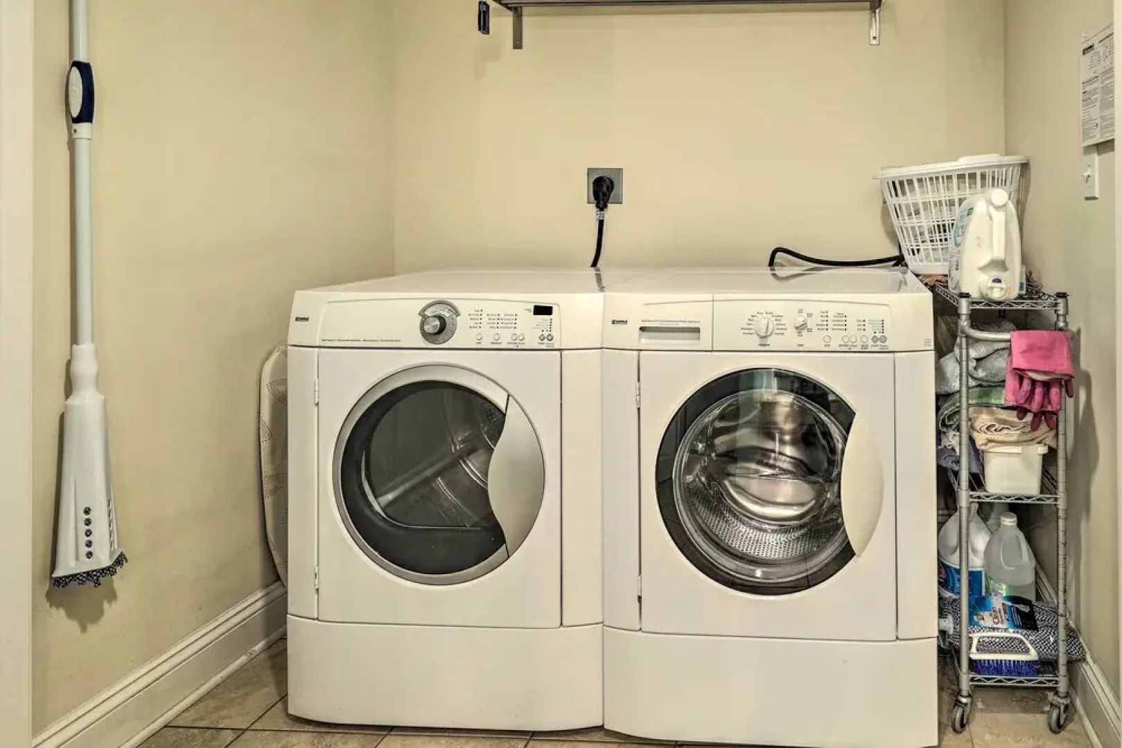 Bright Manistee Condo w/ Beach + Pool Access!