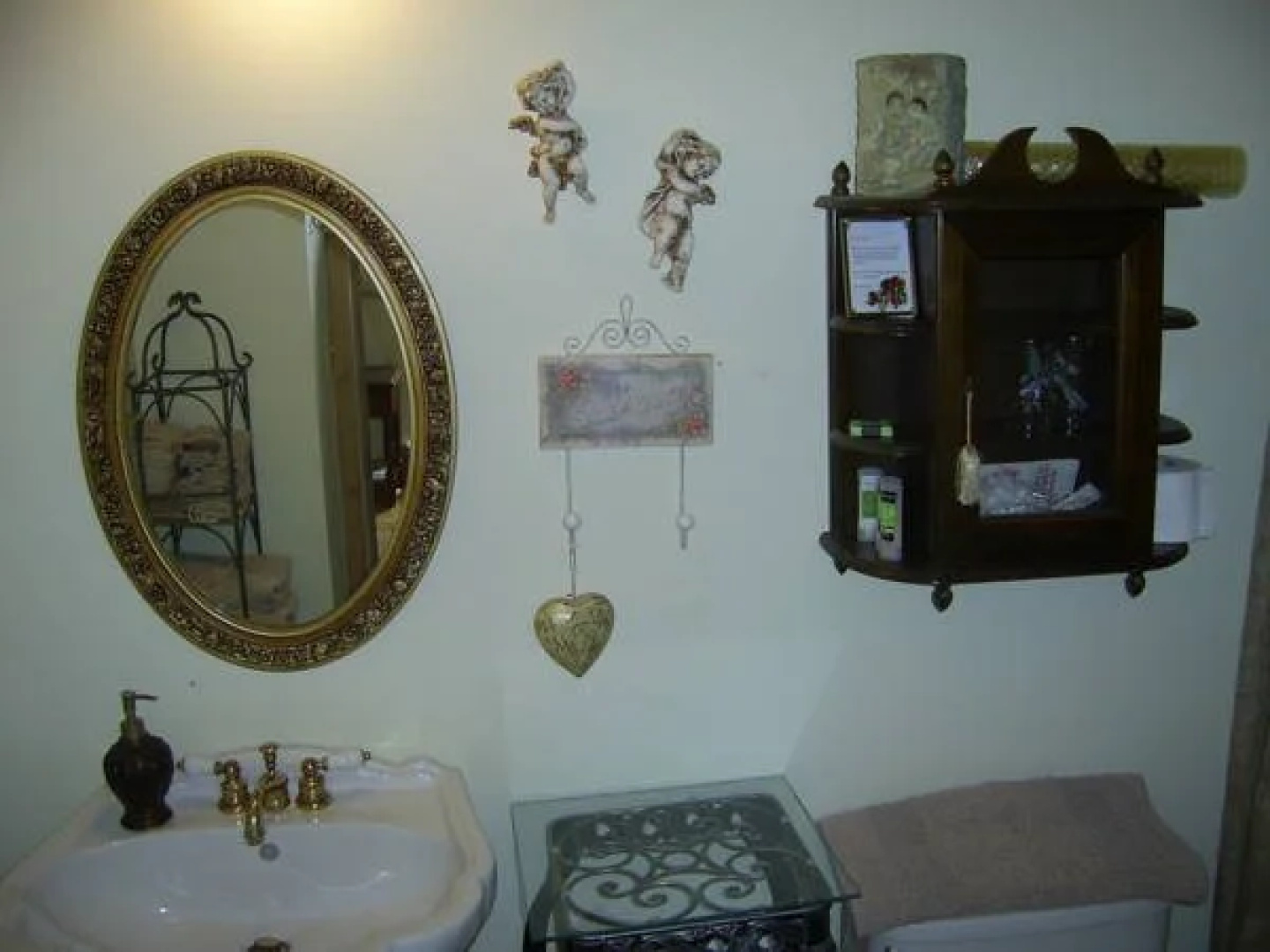 The Artist and The Quiltmaker - Victorian Bed and Breakfast