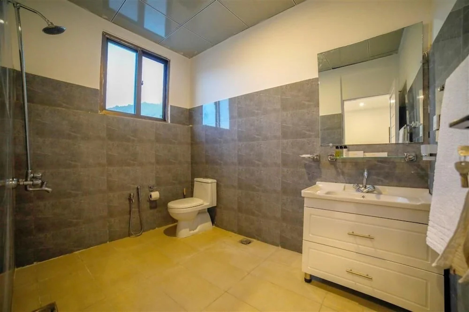 Roomph Premium Al Noor Airport Road