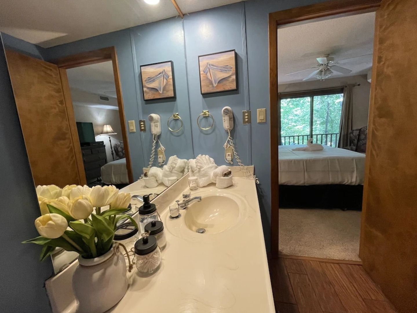 Forest view, log-sided two bedroom, two bath condo on Lake Ouachita. 2 Condo by RedAwning