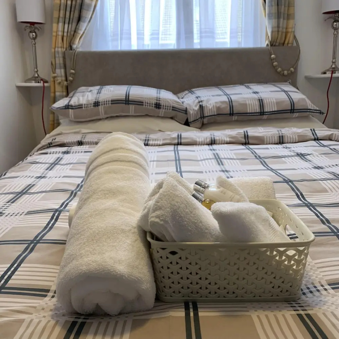 Cardigan House - Avad