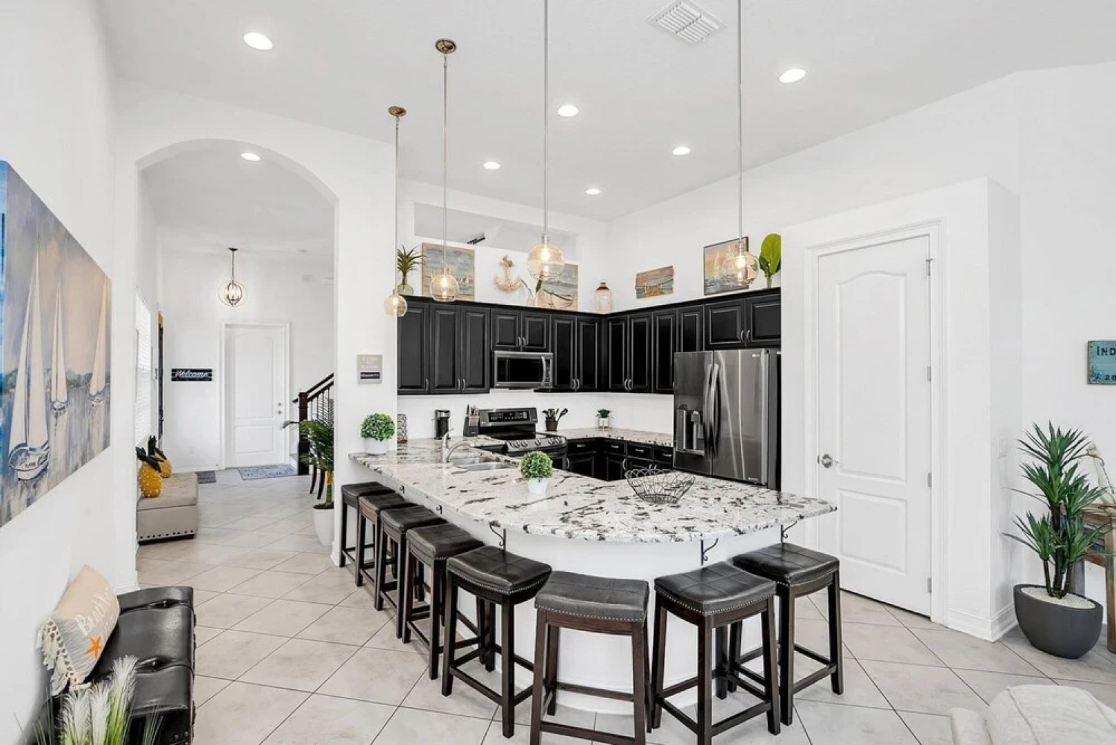 Upscale Private Home 10-min Walk to Canova Beach