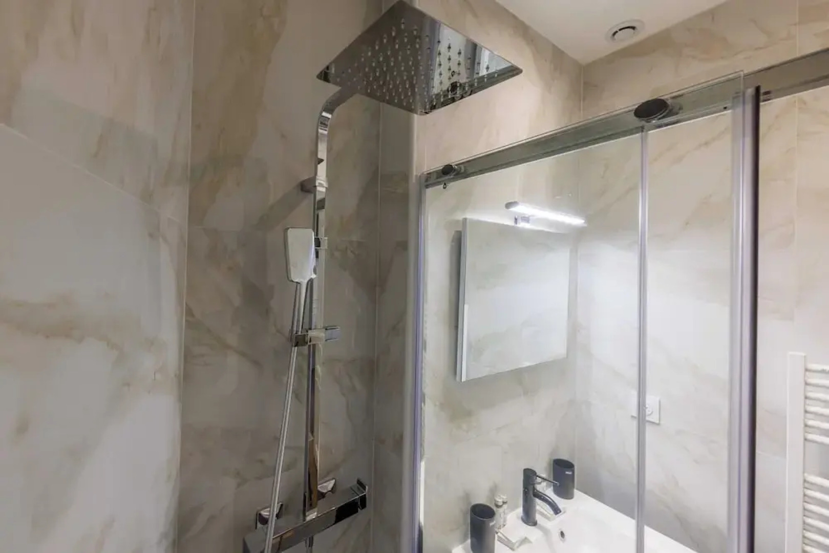 Chic and Refined Apartment