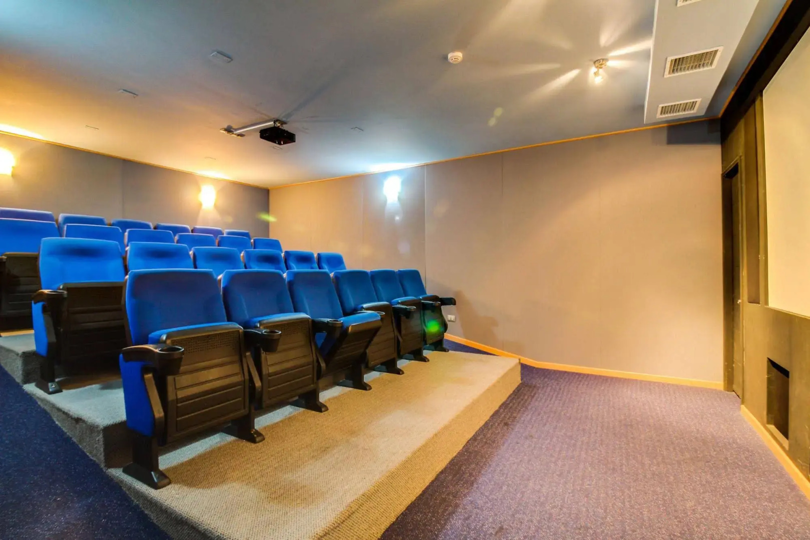 Urban Getaway Near the Sea