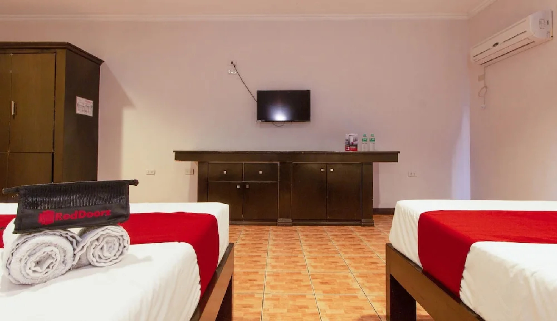 RedDoorz @ Km 50 Aguinaldo Highway Tagaytay - Vaccinated Staff