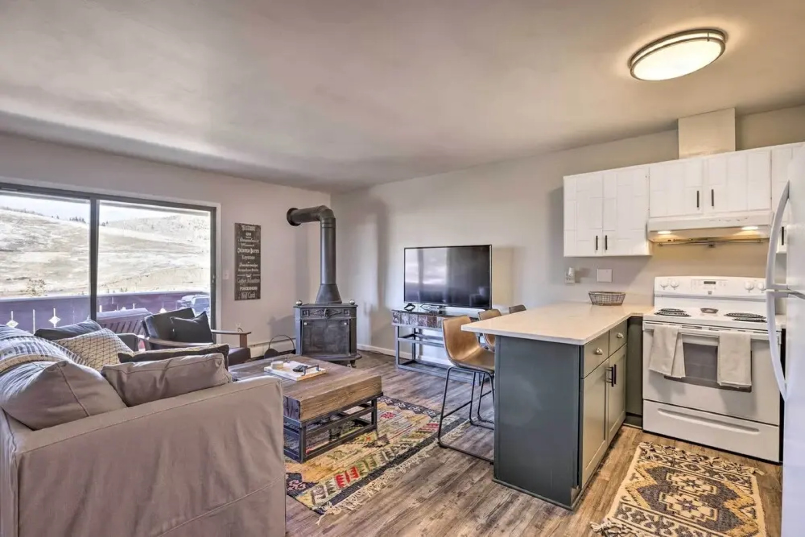 7 Mi to Keystone: Mtn-view Abode w/ Deck!