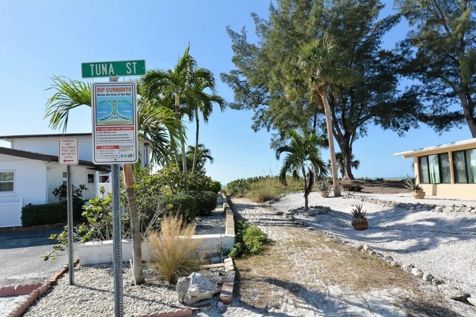 The Lady Fish 3 Bedroom Home by RedAwning