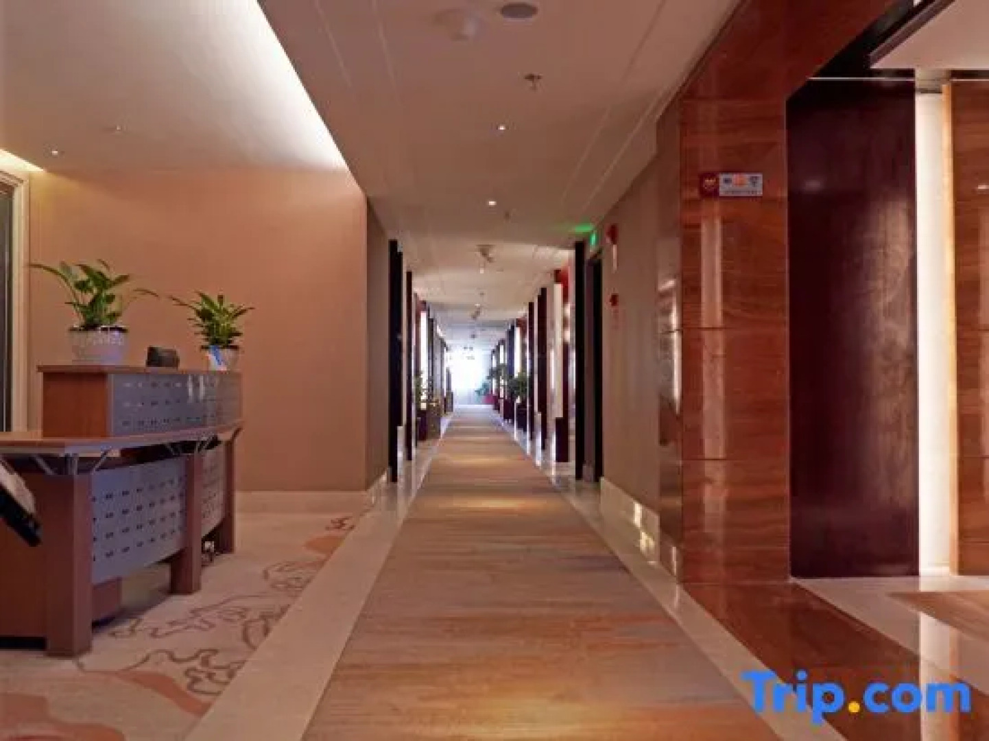 Zhaotong Purple Light Hotel