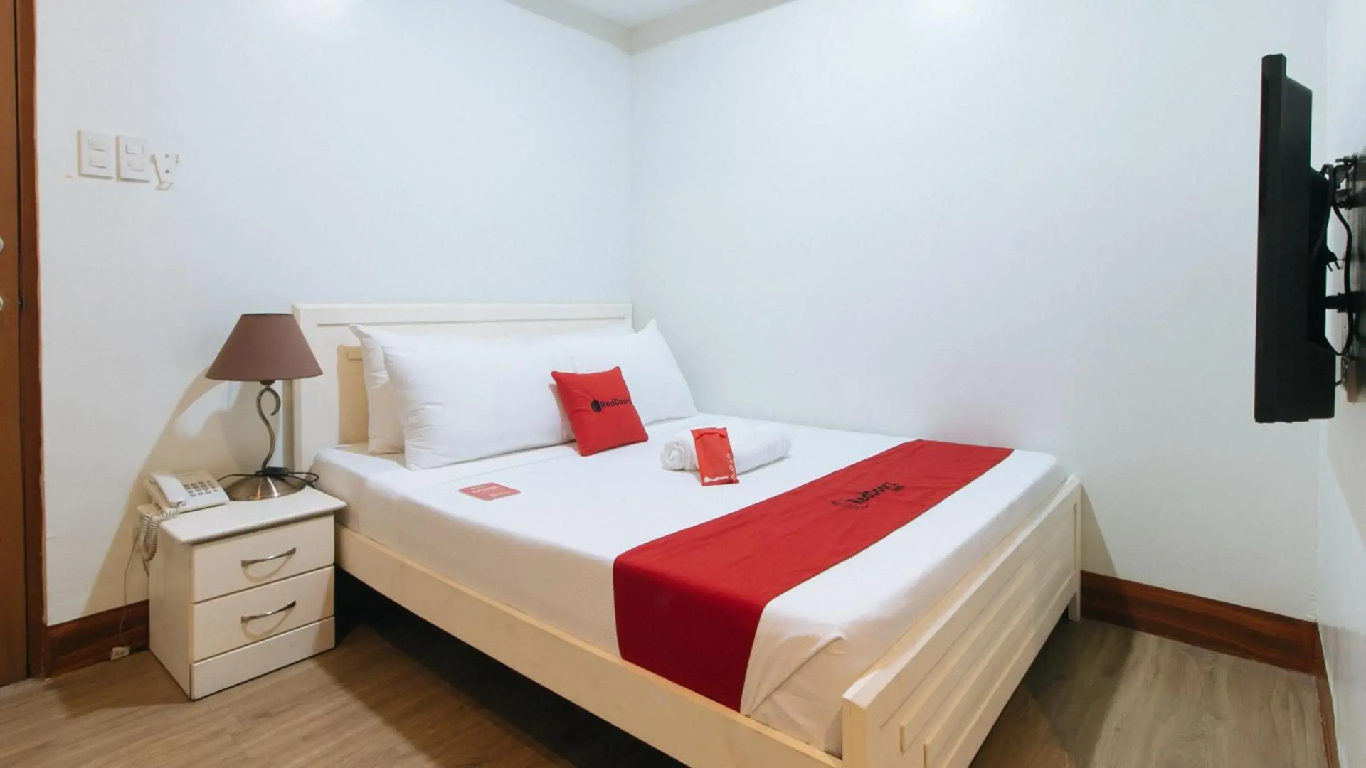 RedDoorz Premium @ Nick Hotel Gerona Tarlac