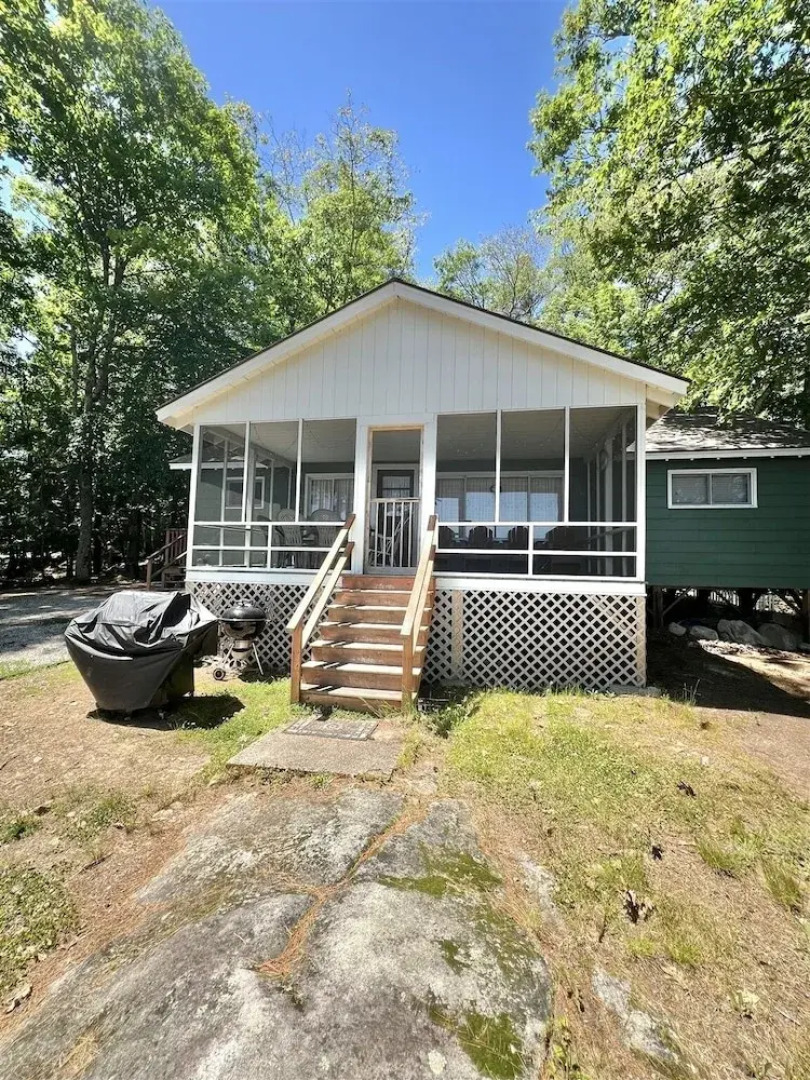 Placyd Pines Limit 8 4 Bedroom Cottage by RedAwning