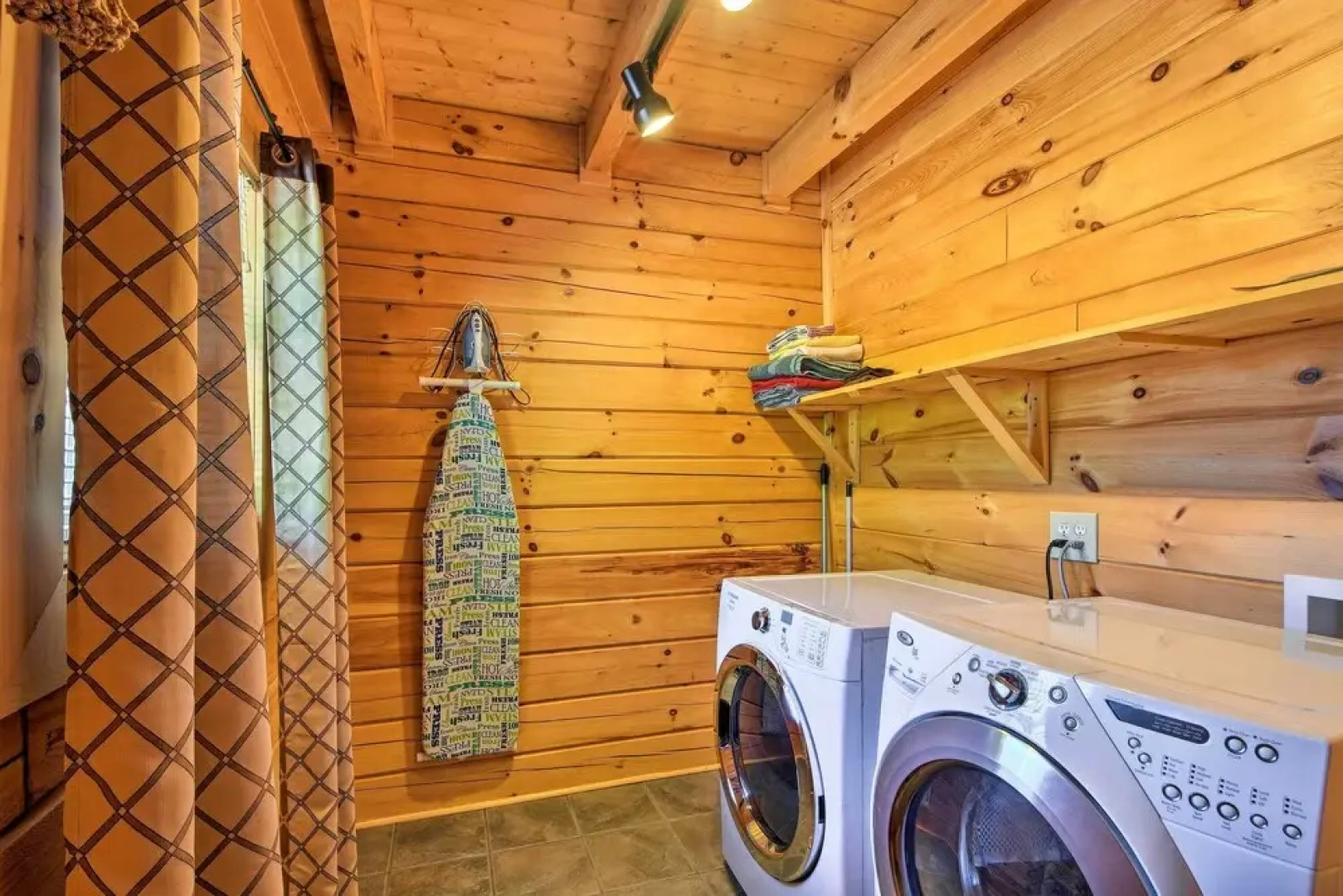 Trenton Cabin w/ Hot Tub - 14 Mi to Lookout Mtn!