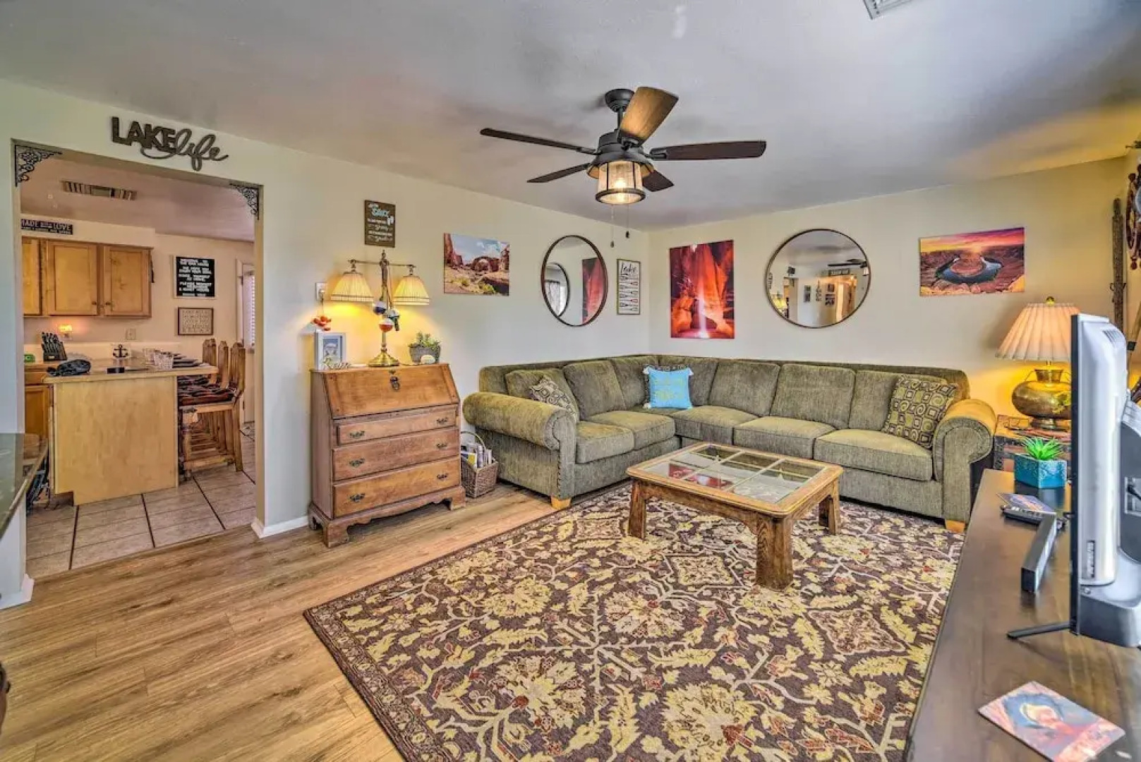 1 Mi to Canyon Tours: Vibrant Page Paradise!