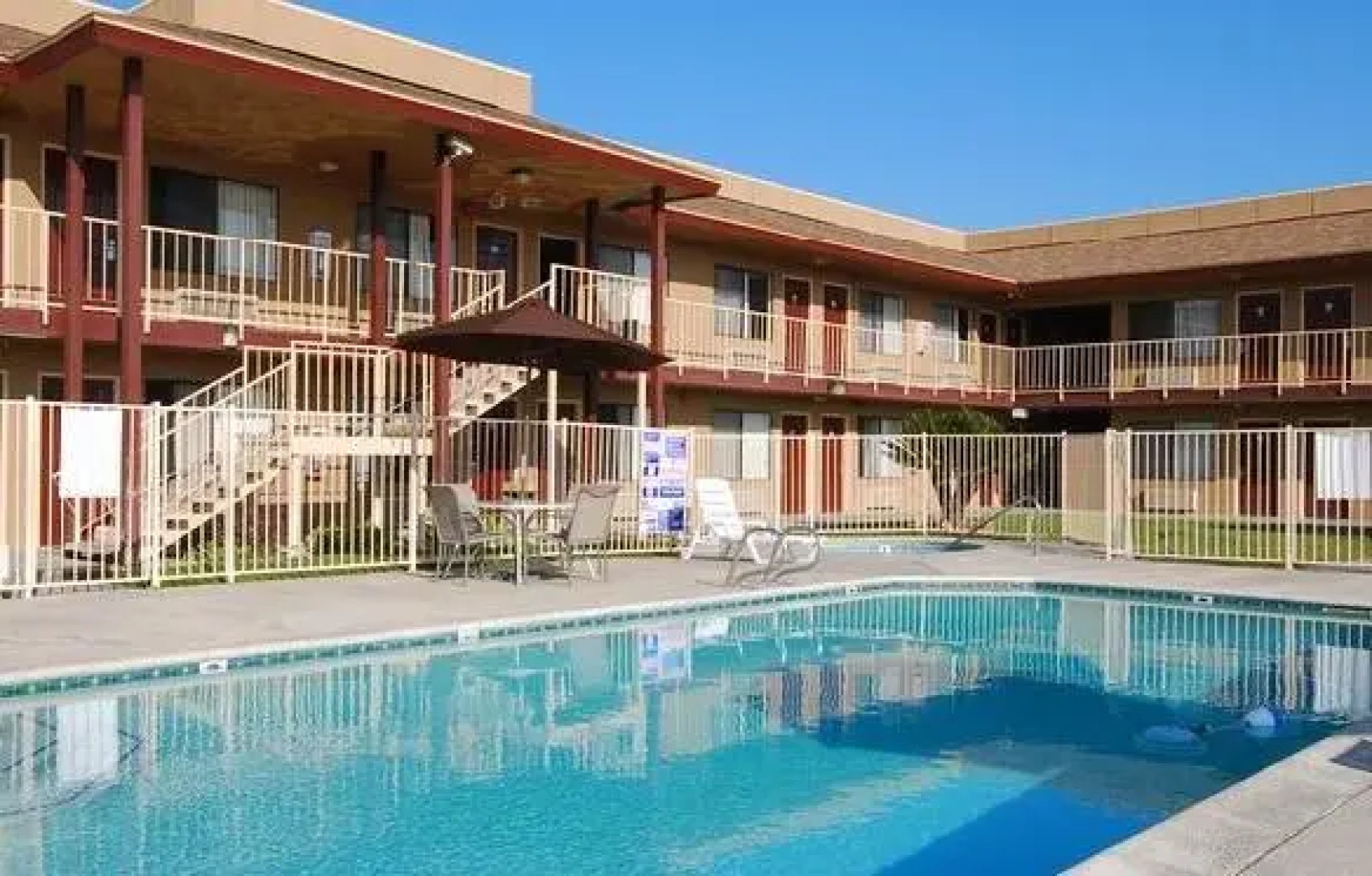 Super 8 Lindsay Olive Tree