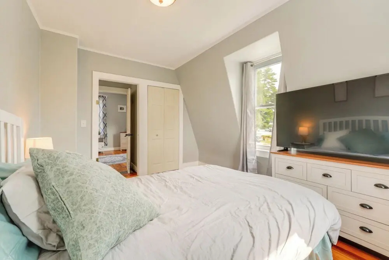 Charming Home < 2 Mi to Ocean Park & Pier!