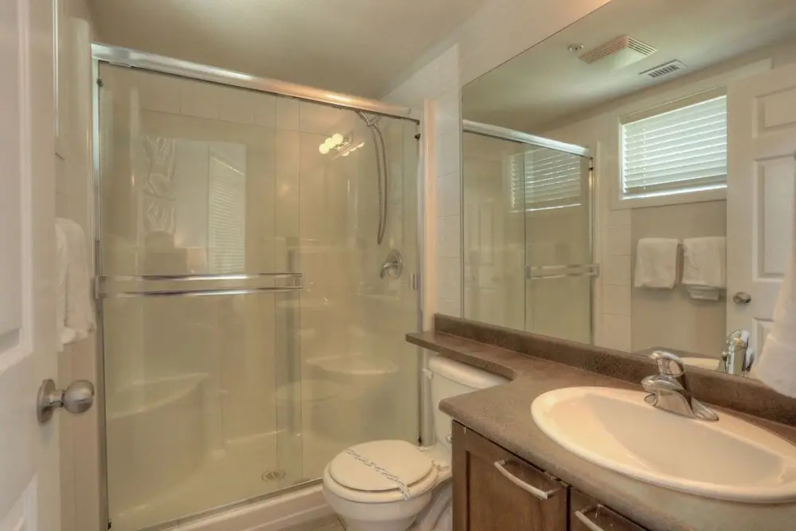 Discovery Bay Resort by Kelowna Resort Acc. - 80+ suites available