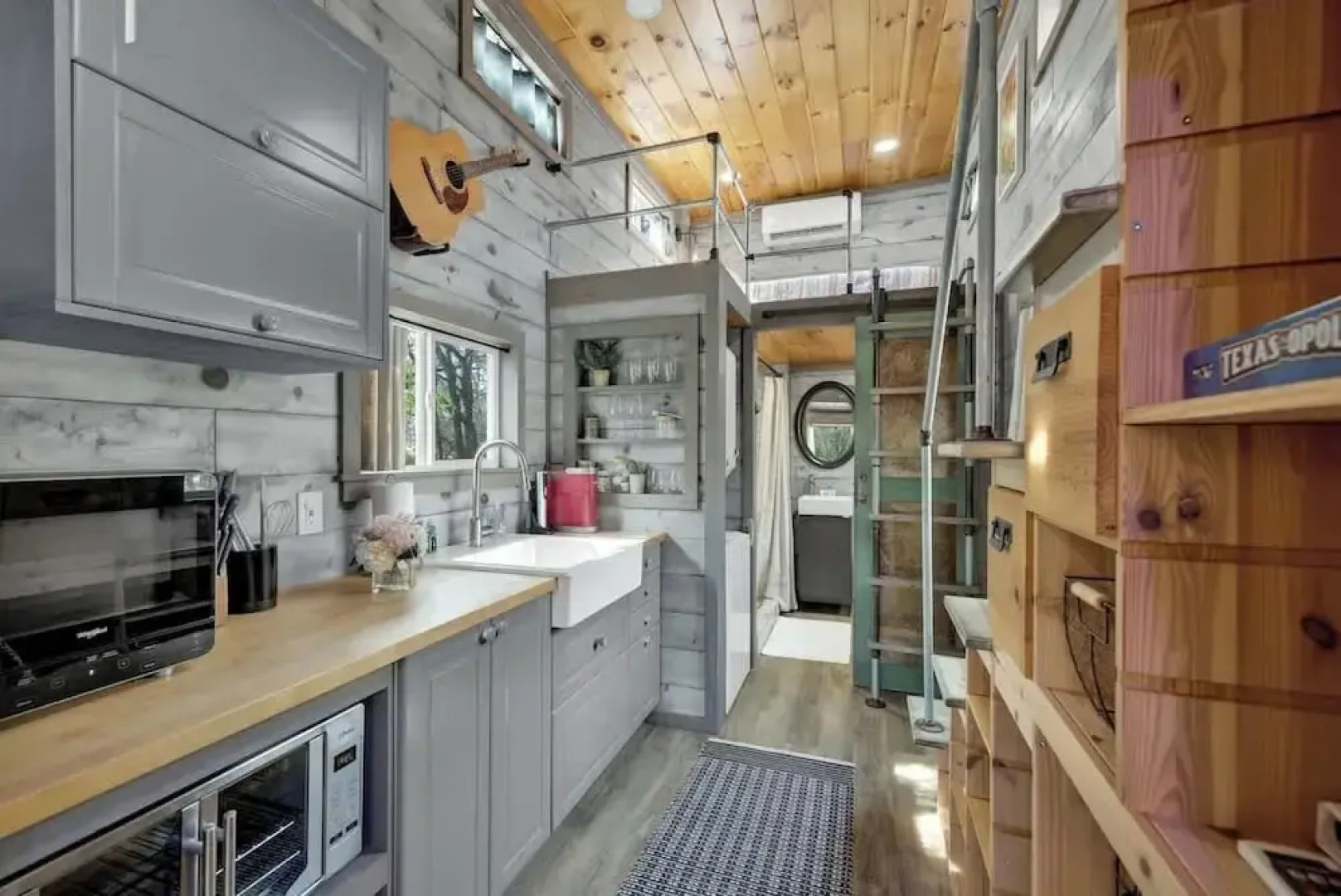 Willie the Modern Tiny Home W/hot-tub & Firetable