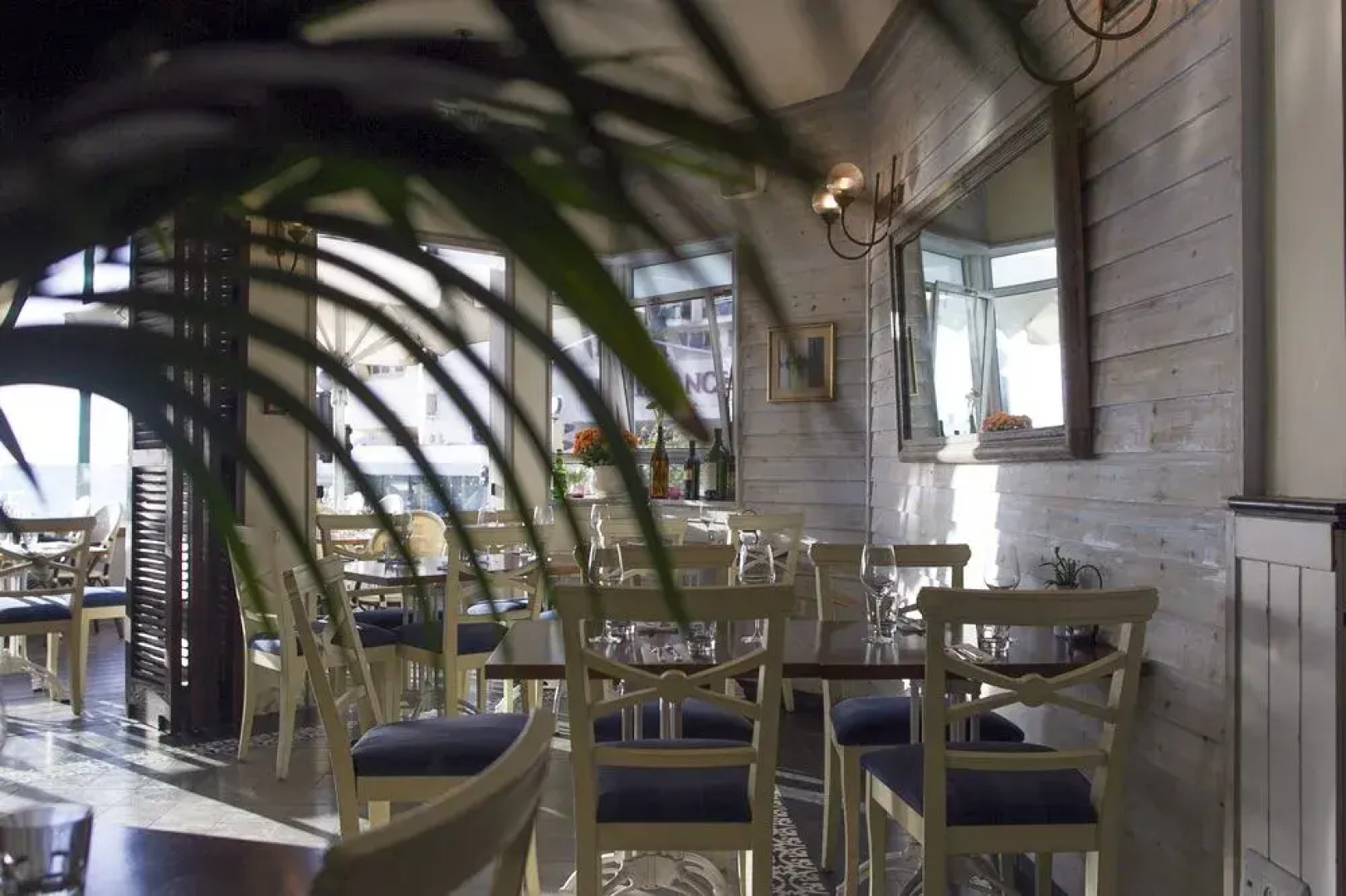 Gordon Hotel & Lounge