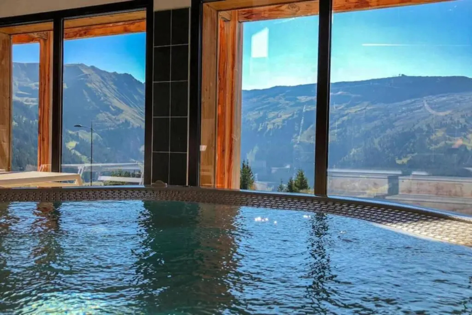 Vue panoramique sur les montagnes plein Sud - T2 Skis aux pieds, Piscine, Jacuzzi