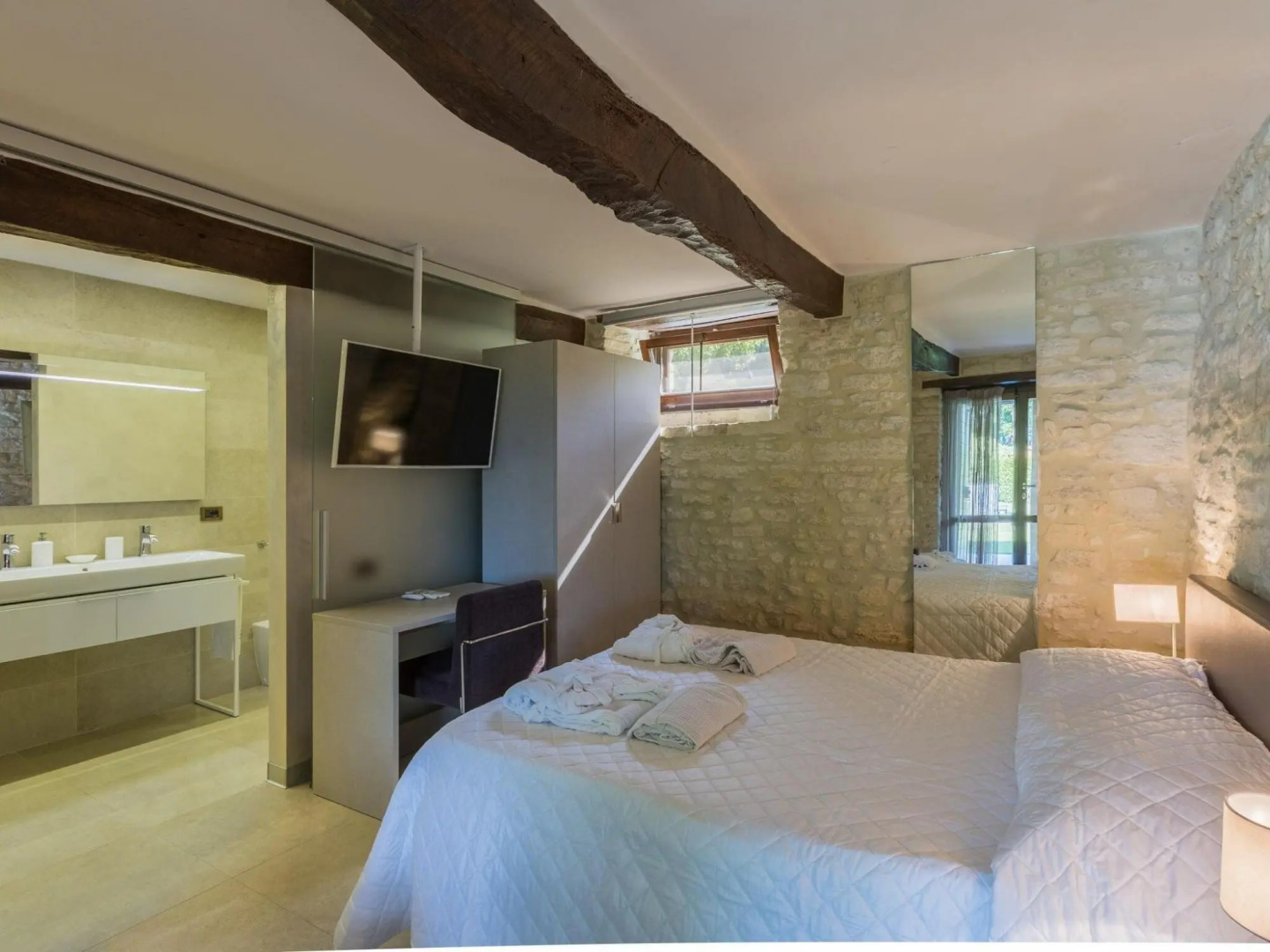 Exclusive Outdoor 2 Bubble Baths, Heated Pool, Gym