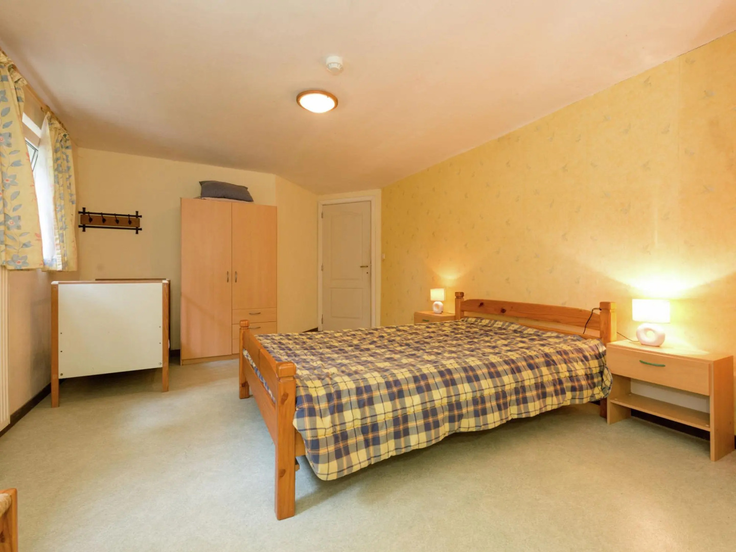 Glorious Holiday Home in Weris with Jacuzzi