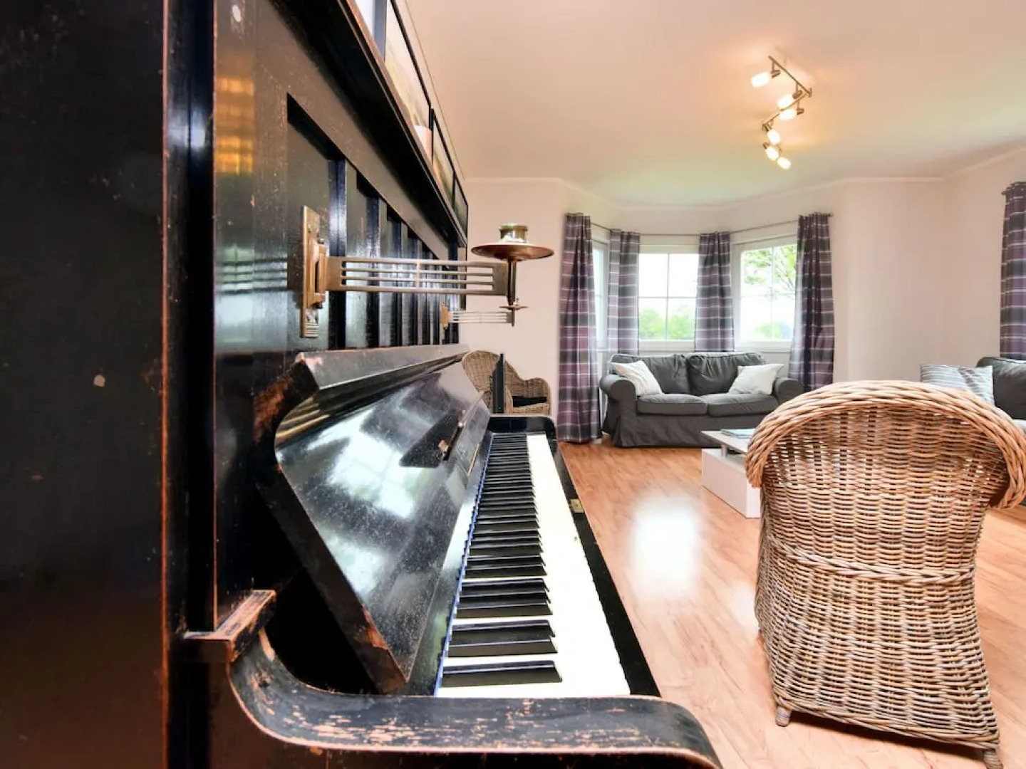 Beautiful House With Sauna, Modern Interior and Enormous, Park-like Garden